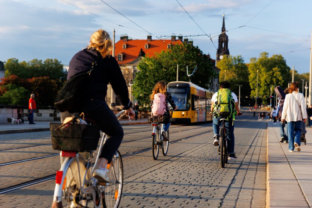 Deutsche Radfahrer in der Innenstadt von Dresden,