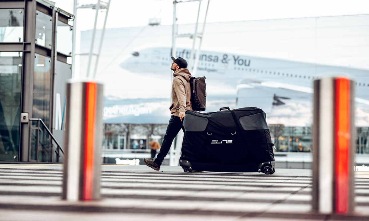 Radfahrer mit Fahrradkoffer am Flughafen