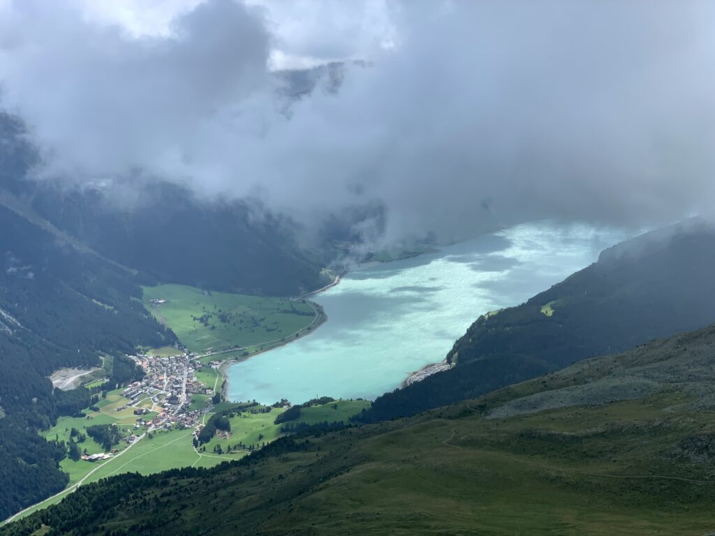 Der Reschensee von oben betrachtet.