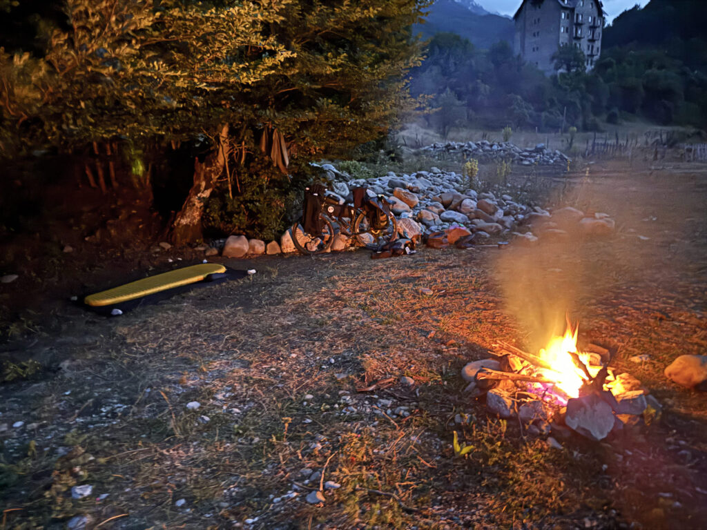 Bikepacking Camping mit Lagerfeuer