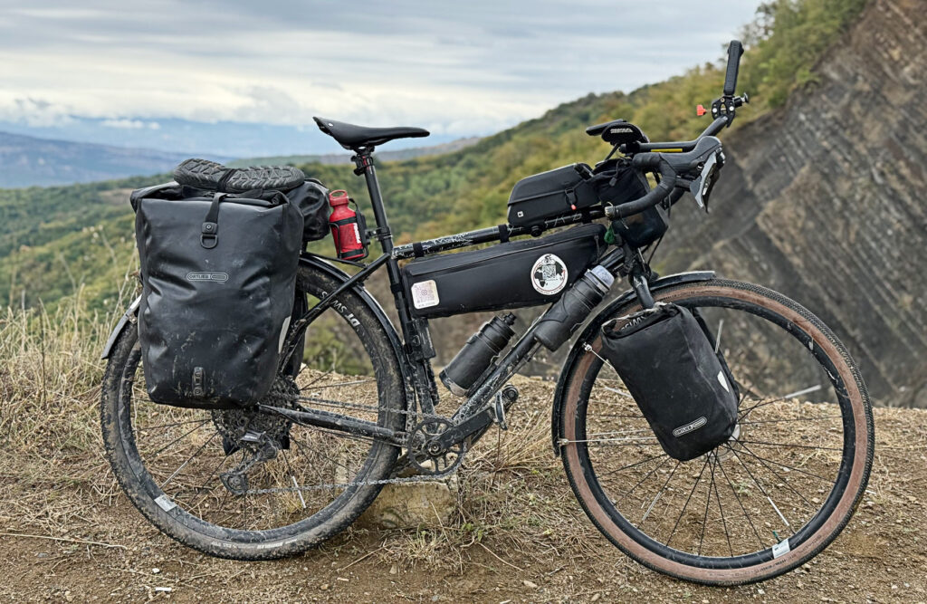 Fahrrad mit Bikepacking Ausrüstung und Taschen