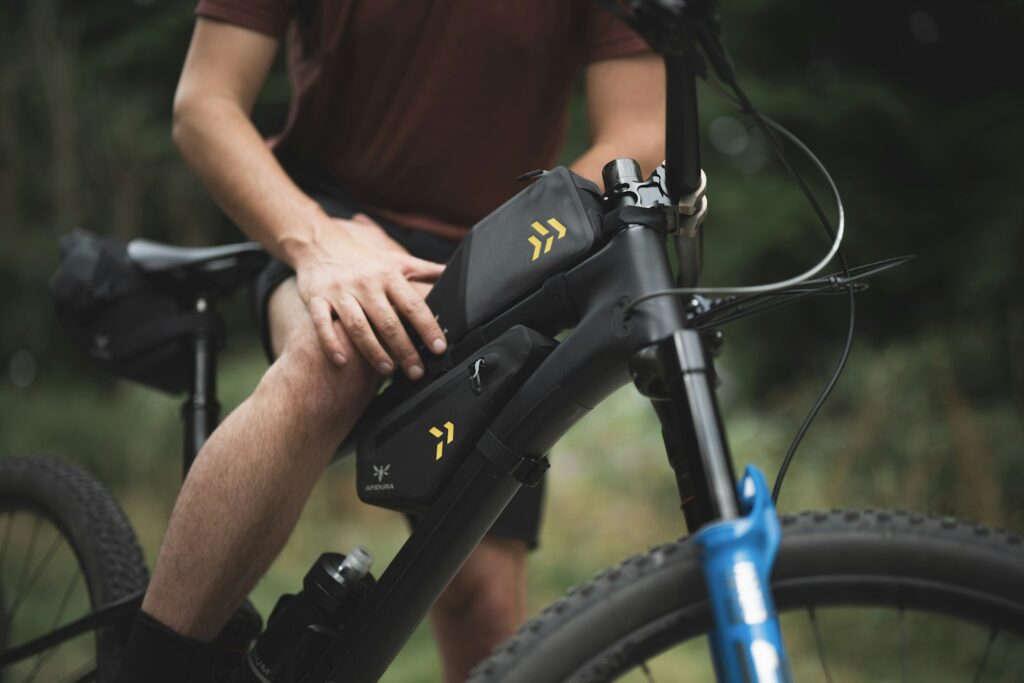 Mountainbike mit Apidura Rahmentasche und Oberrohrtasche