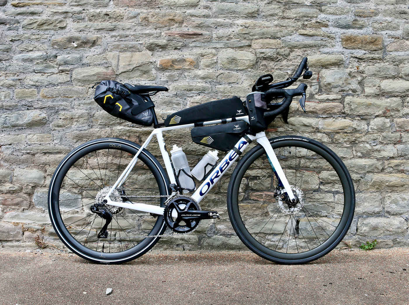 Bikepacking Taschen von Apidura an Rennrad