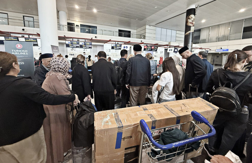 Karton mit Fahrrad beim Check-in