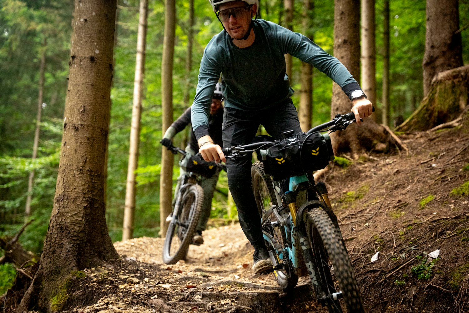 2 Radfahrer mit dem MTB auf Bikepacking Tour im Wald