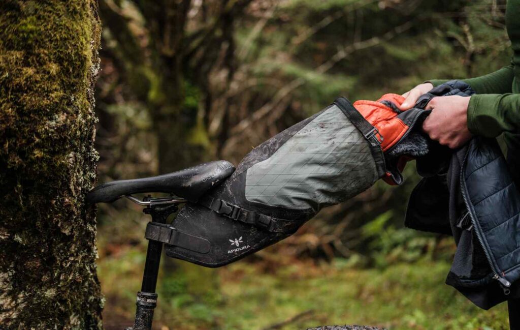 Mountainbike mit Bikepacking Satteltasche (Arschrakete) und Dropper Post Sattelstütze