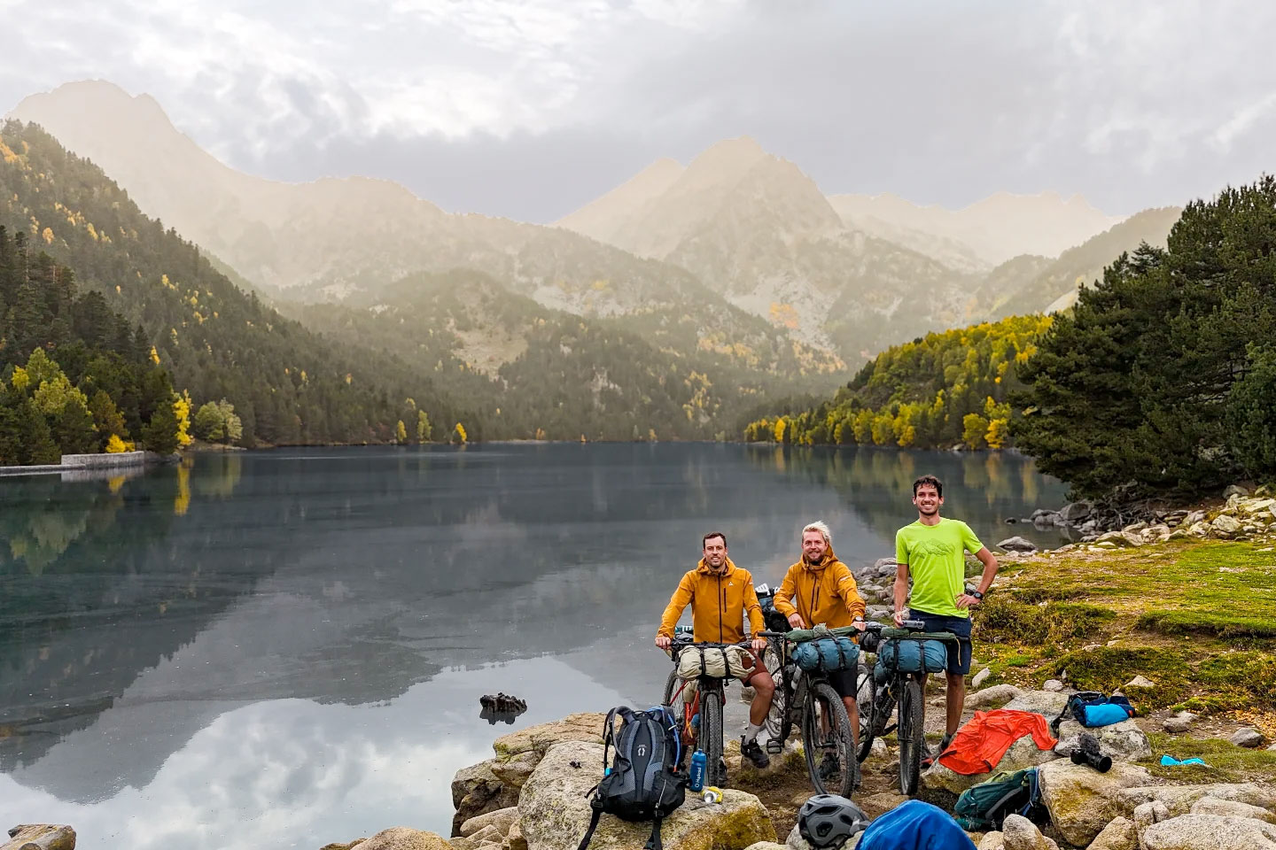 3 Freunde hoch oben in den Pyrenäen
