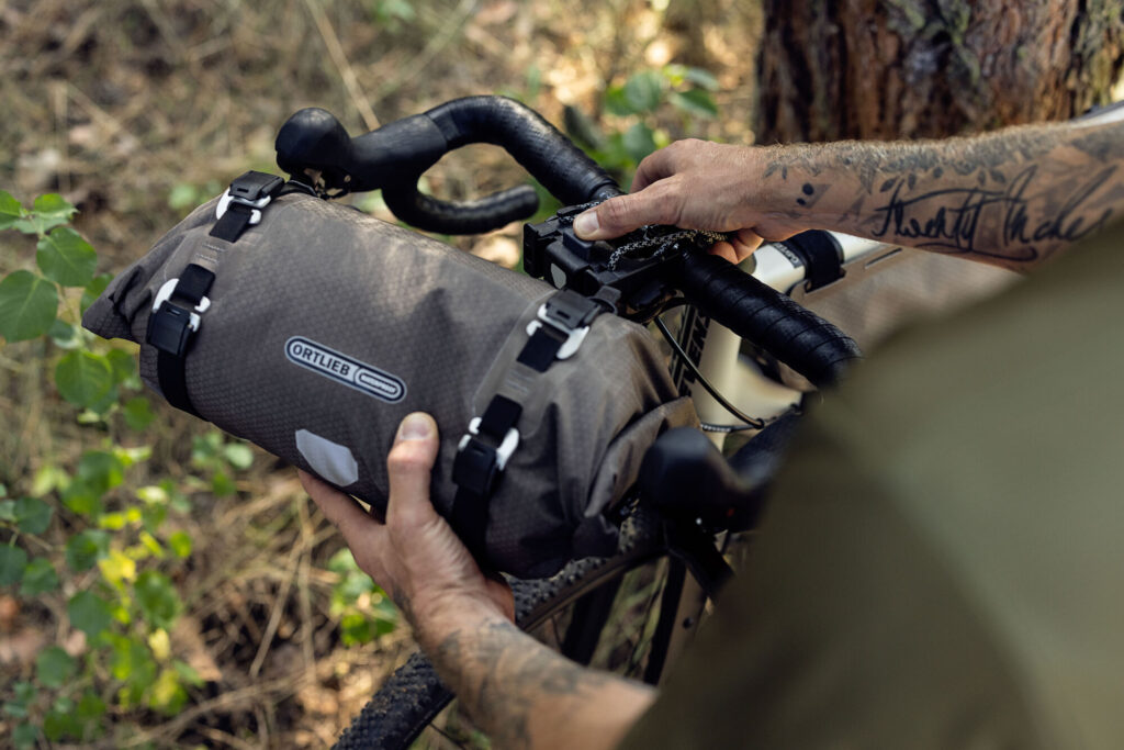 Das kompakte Handlebar-Pack Flex mit 9 Litern im Einsatz