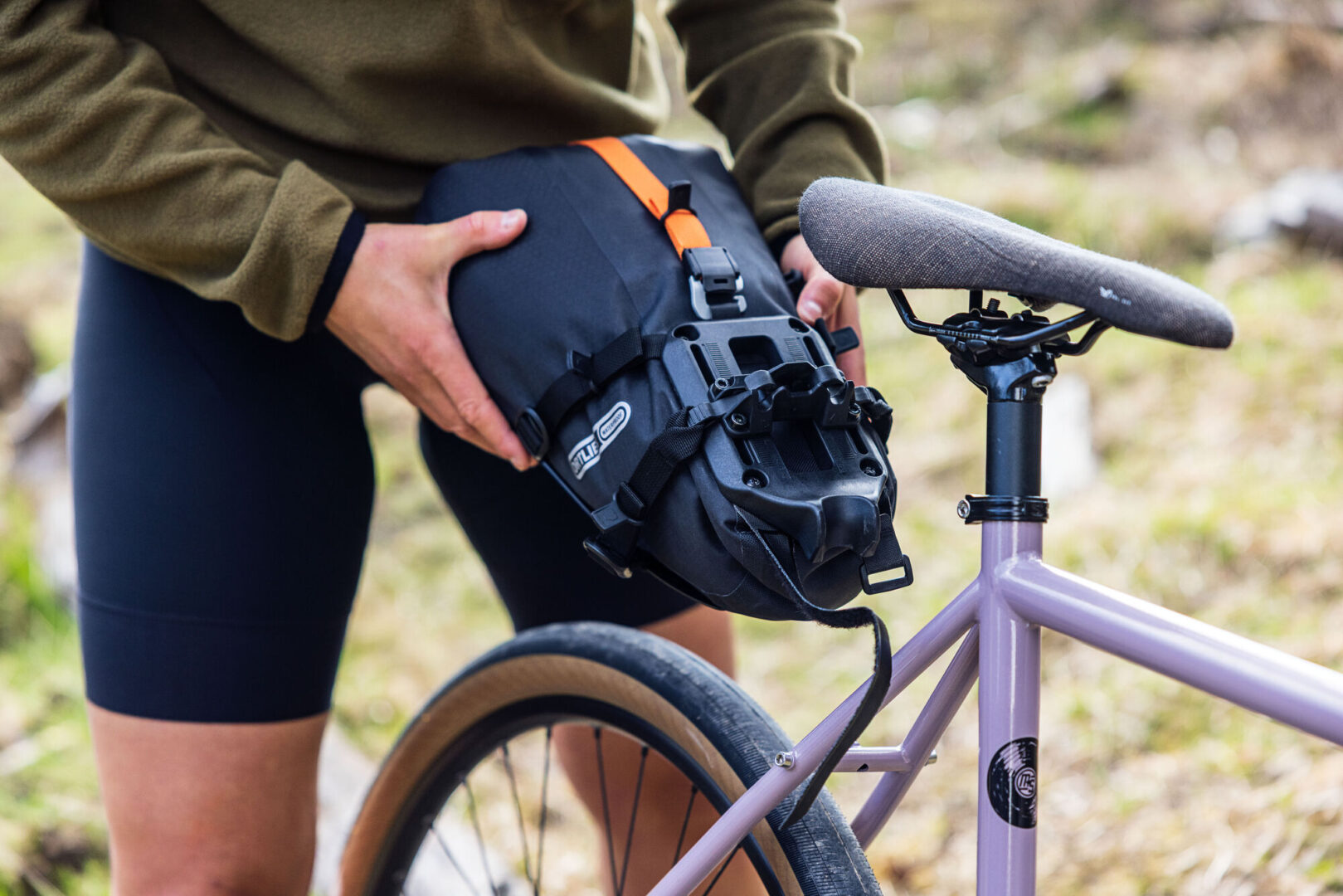 Das Seat-Pack QR 7.5L ist schnell per Klick an den Sattelstreben befestigt