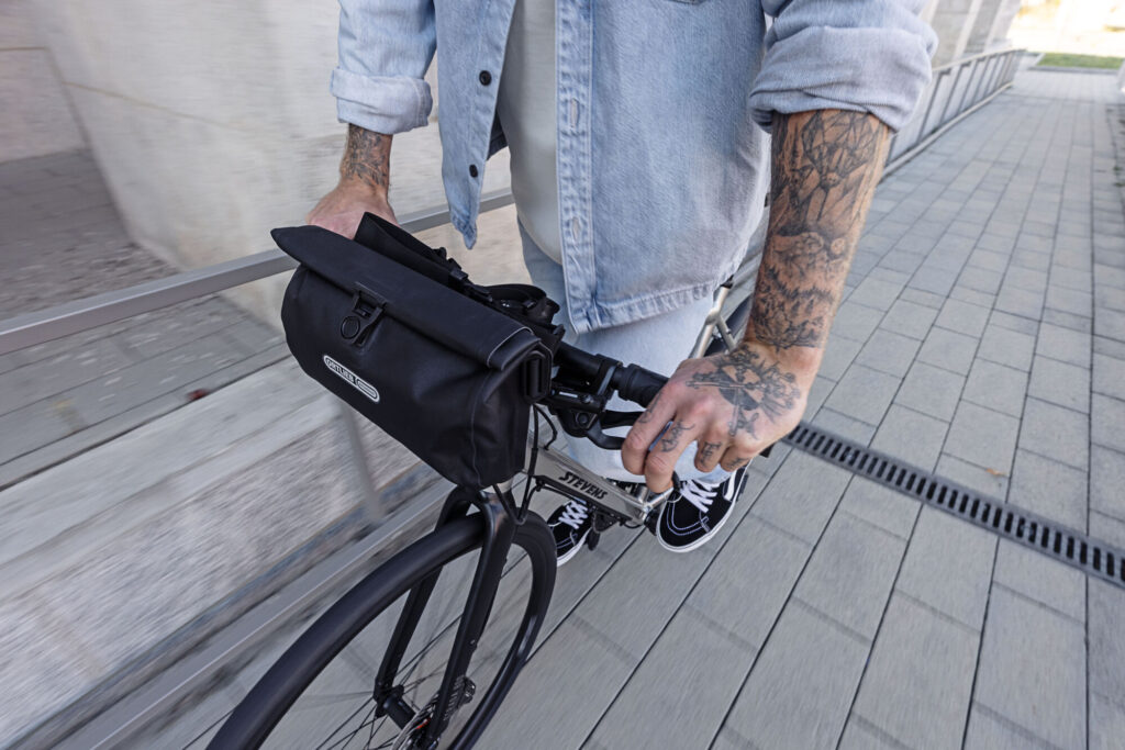 Die Velo Sling Flex in Black als Lenkertasche