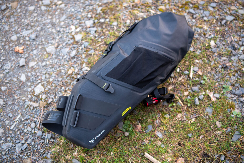 Apidura Expedition Saddle Pack auf dem Boden