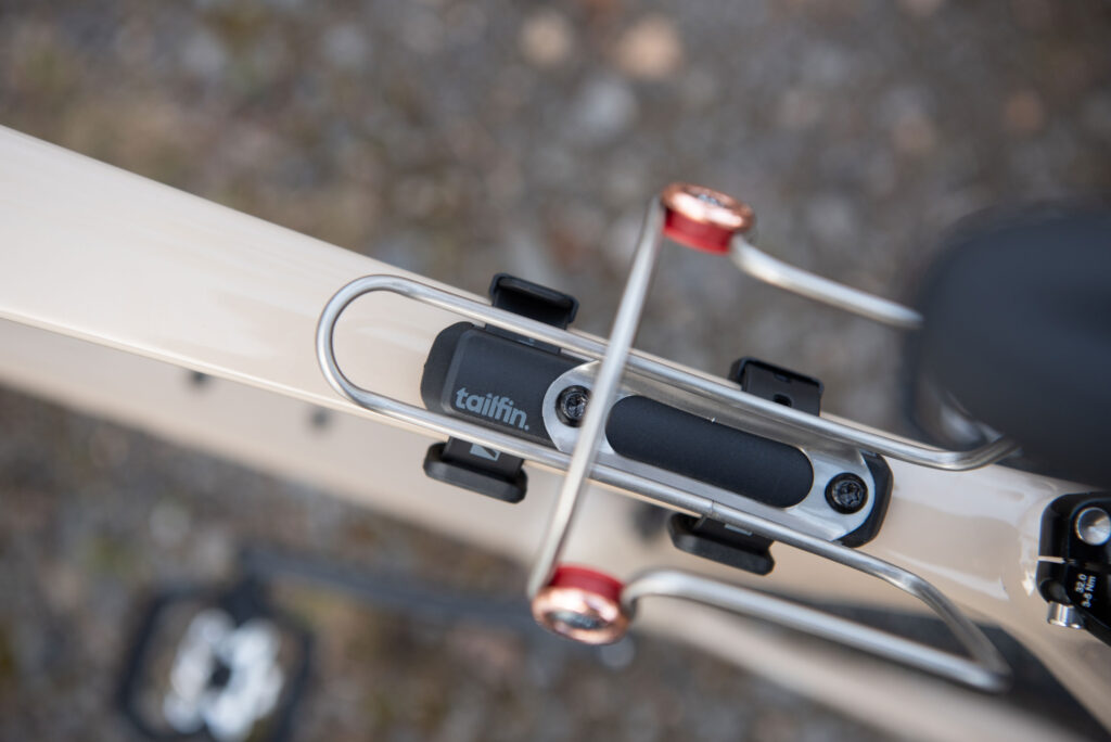 Tailfin Hydromount am Fahrrad mit Flaschenhalter