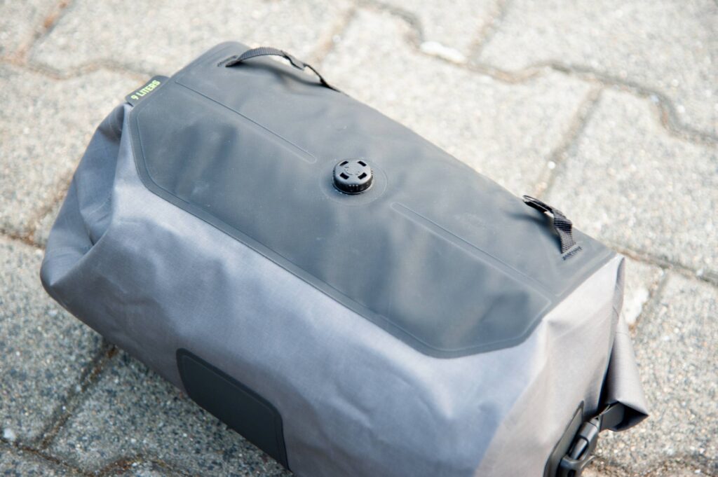 9 Liter Packsack Rückseite mit Ventil und "Easy mount loops"
