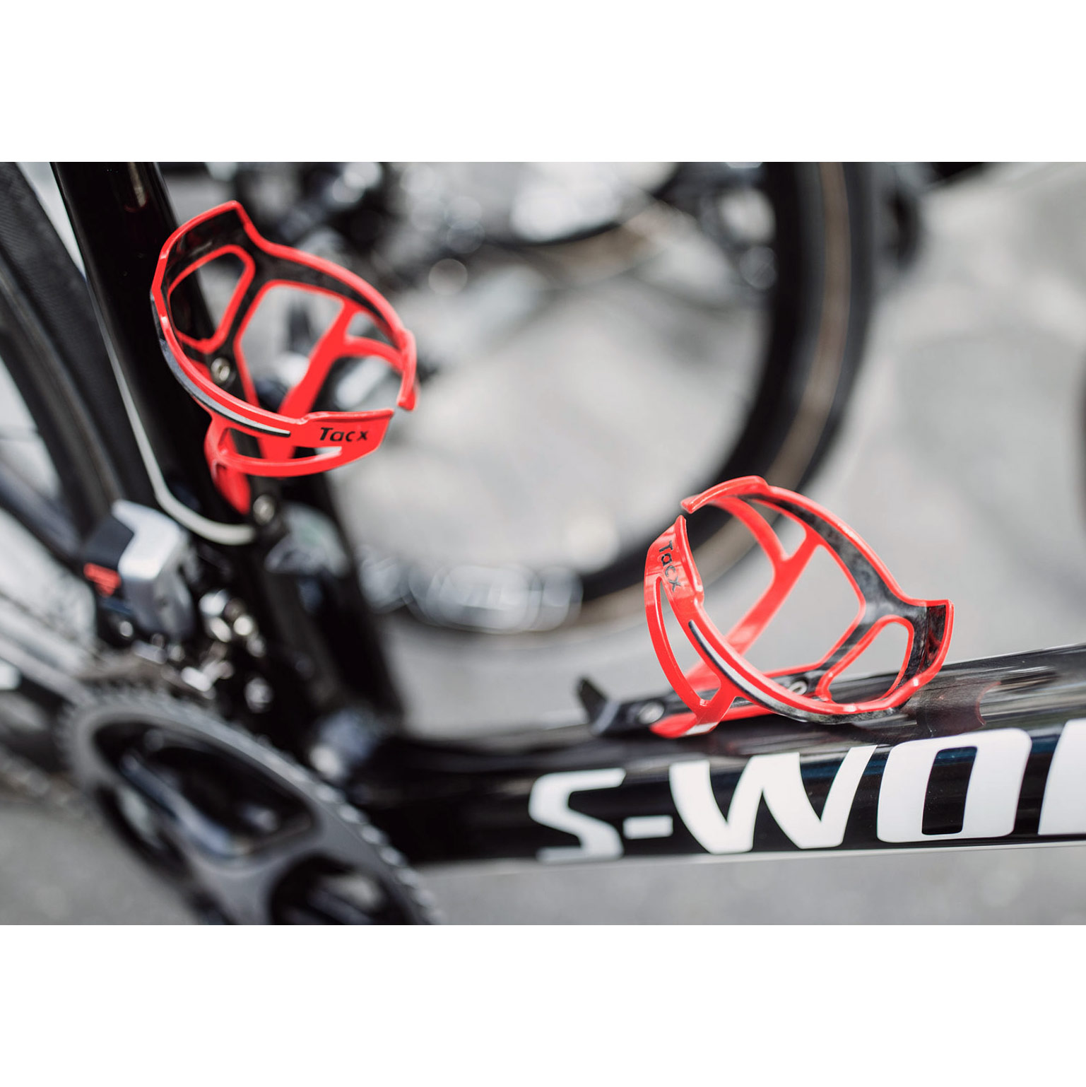 tacx-deva-fahrrad-flaschenhalter-image TACX Deva Fahrrad Trinkflaschenhalter mit Carbon Kern