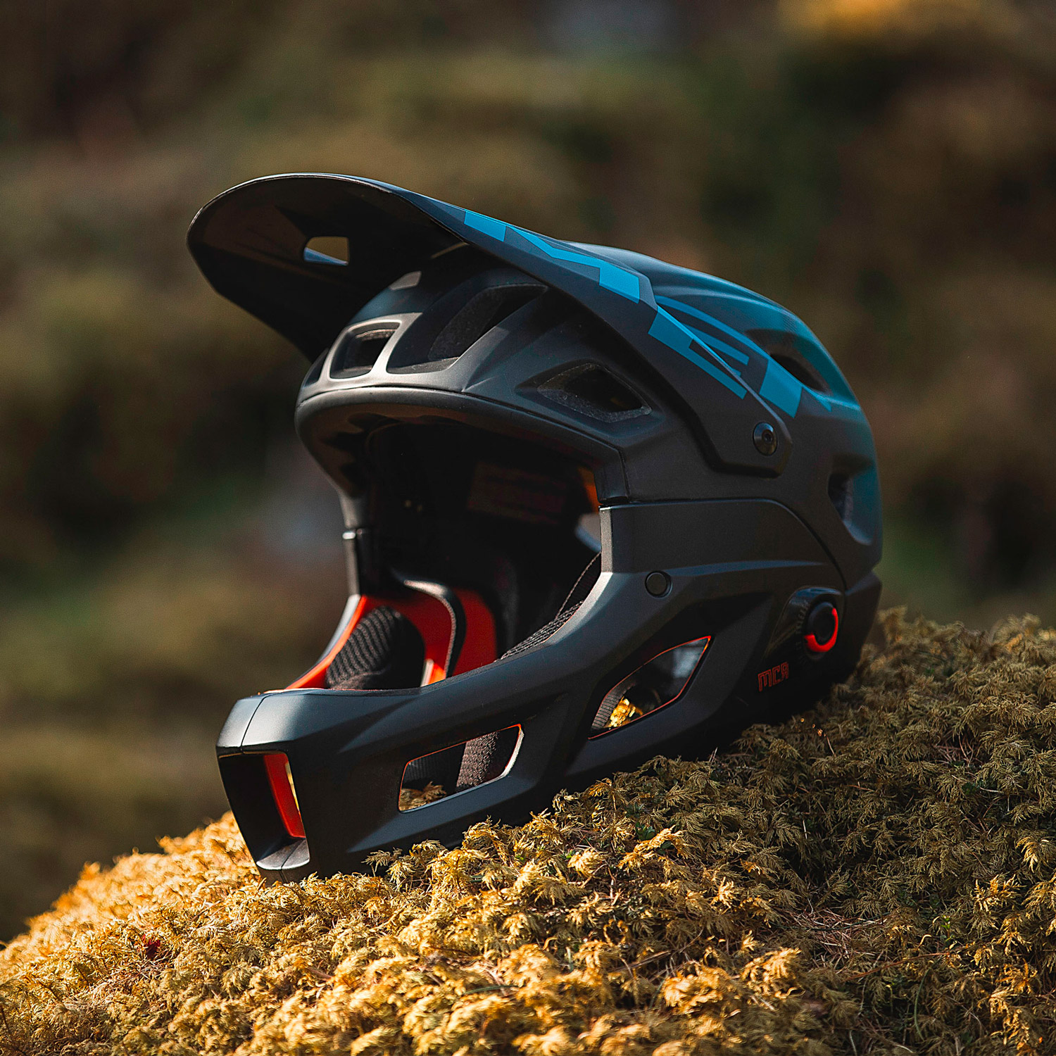 met-parachute-mcr-mips-image-2 MET Parachute MCR MIPS Fullface Helm mit abnehmbarem Kinnbügel