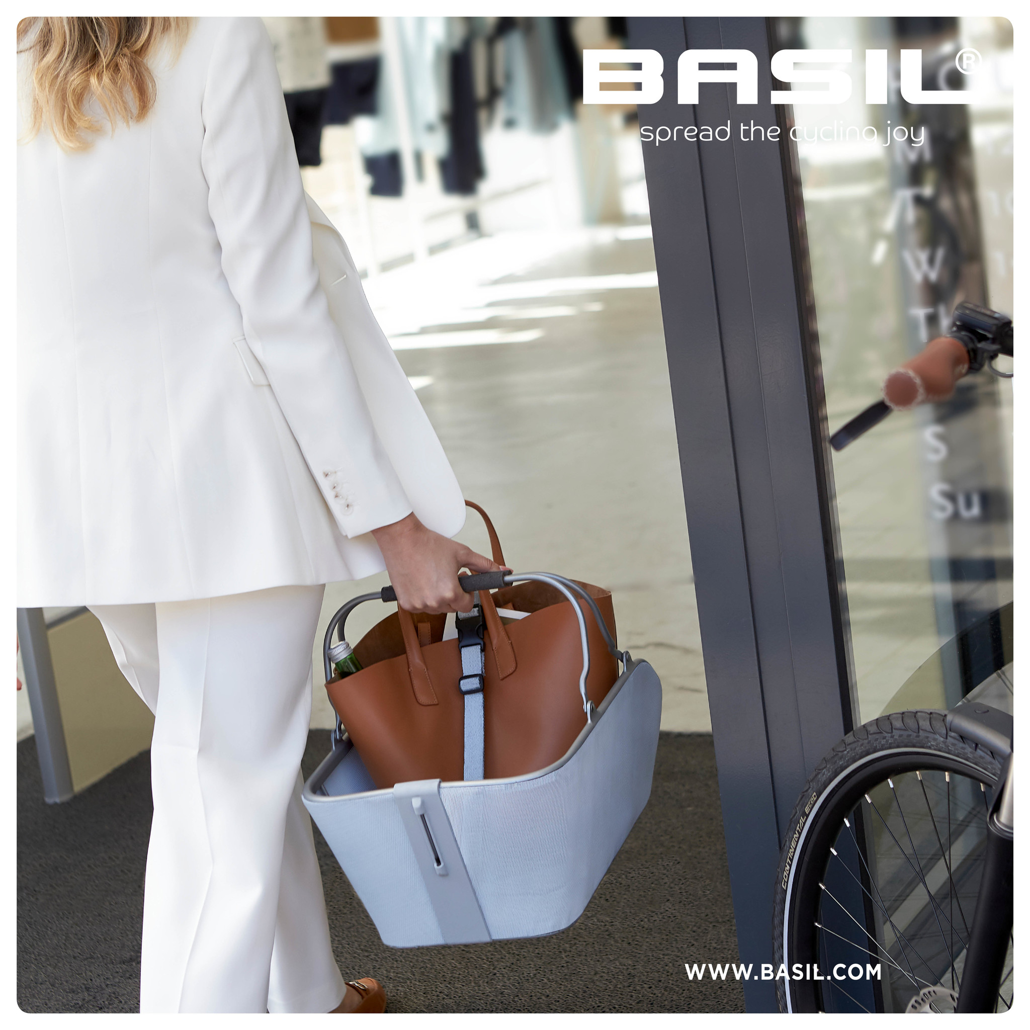 Cestino Bici Basil Cento Tech Fiber &ndash; Aurora Boreale &ndash; MIK &ndash; 21 Litri &ndash; Nero